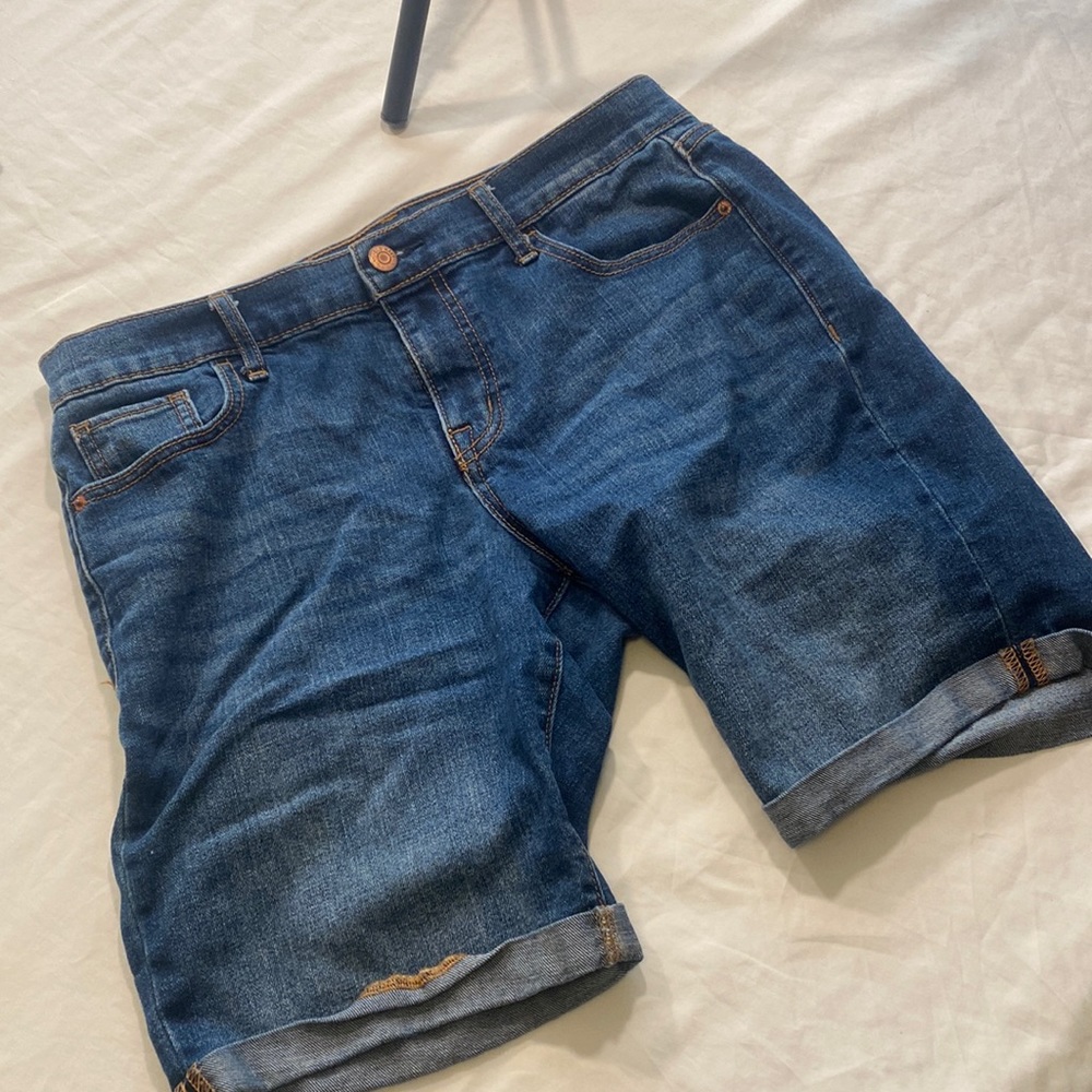 Old Navy woman’s jean shorts size 8.